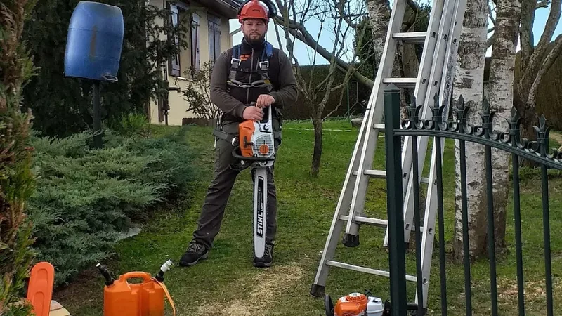 Zacharie élagueur professionnel Saumur avec tronçonneuse Stihl